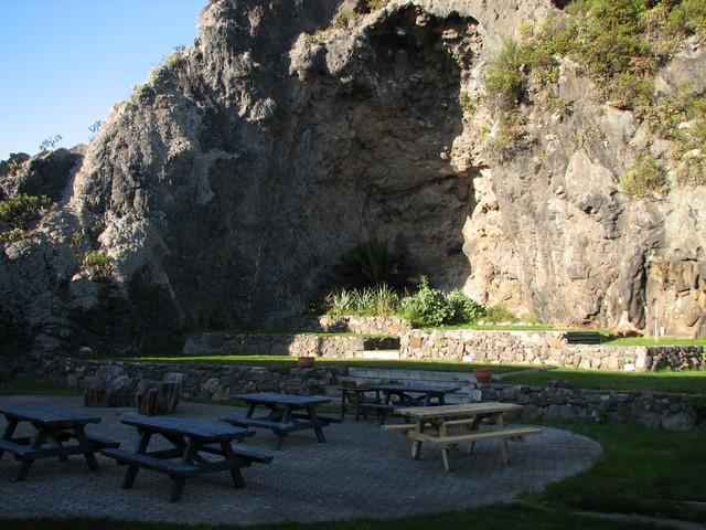 2007-05-13 NZ Sumner IMG_7365 The hostel patio at The Marine is nestled into a cliff